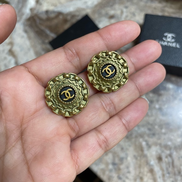 Authentic Vintage CHANEL Gold Plated CC Logos Round  Clip Earrings - Picture 9 of 16